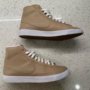 Nike sneaker blazer mid premium  boys 7 and 8.5 women’s NEW
